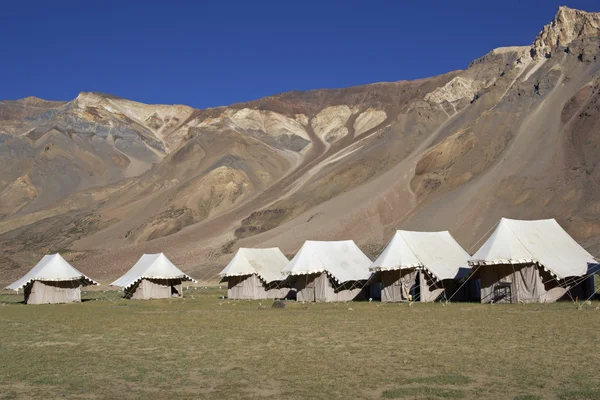 Tented tábor a hegyekben — Stock Fotó