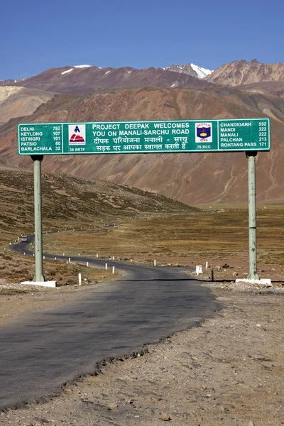Sinal de estrada em Manali para Leh Highway — Fotografia de Stock