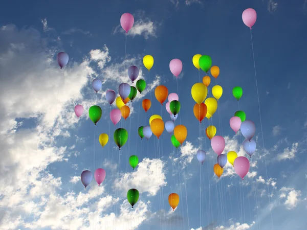 Färgade ballonger upp i himlen — Stockfoto