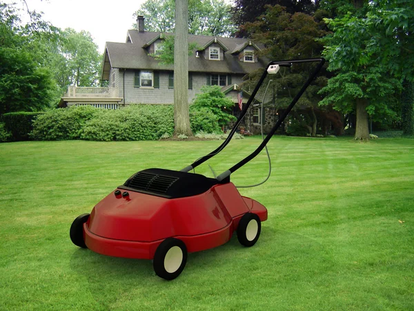 Tondeuse à gazon rouge dans un beau jardin vert — Photo