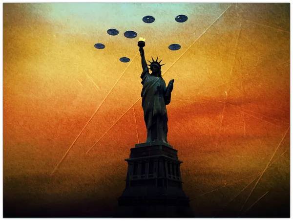 Ufo invasori sopra la statua della libertà nella vecchia immagine — Foto Stock