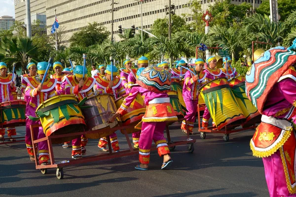 Street-dancers-in-huge-drums — Stock Photo, Image