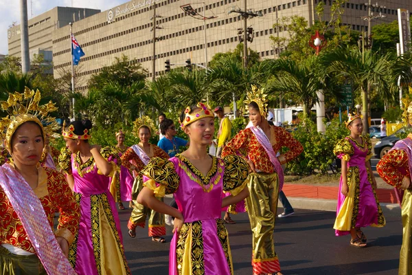Street-dancers-during-parade — Stock Photo, Image