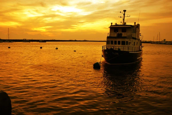 Barca e sole dorato — Foto Stock