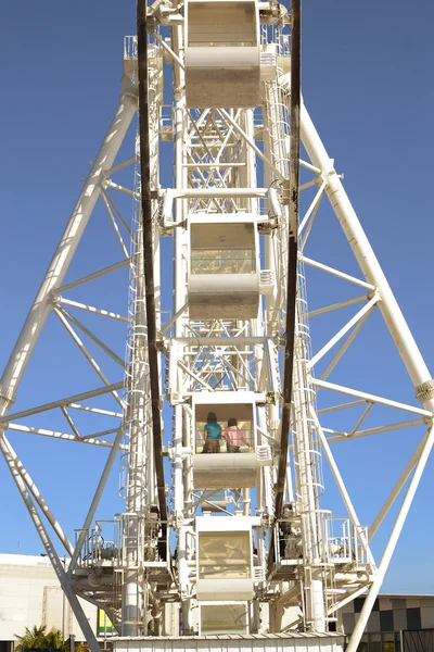 Ferris koła widok z dolne — Zdjęcie stockowe