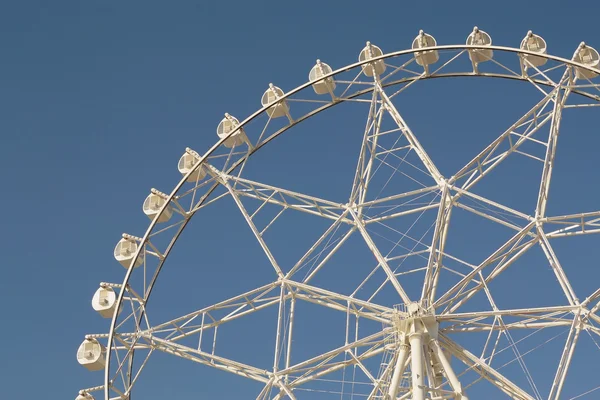 Quarter-view-of-giant-ferris-wheel — ストック写真