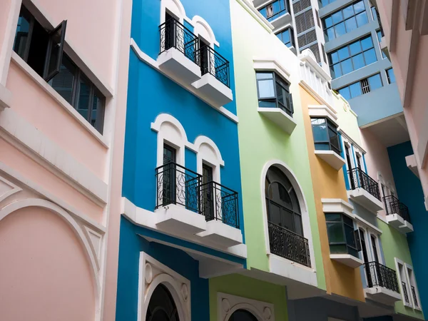 Mur coloré et belles fenêtres en arc — Photo