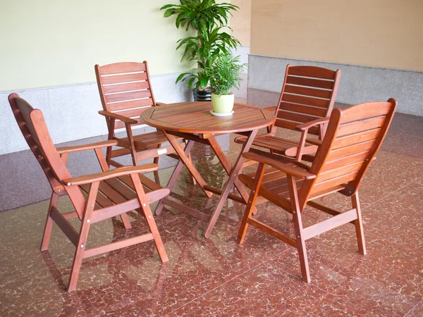 Stół i krzesła — Zdjęcie stockowe