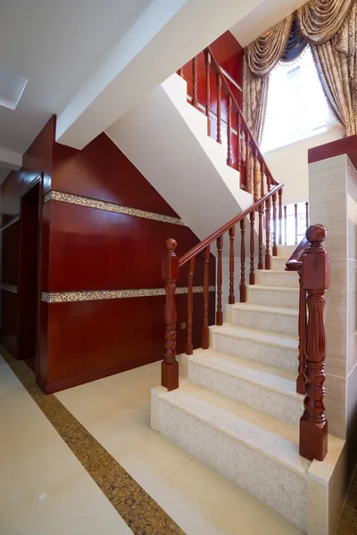 Lüks ev Ahşap merdiven — Stok fotoğraf