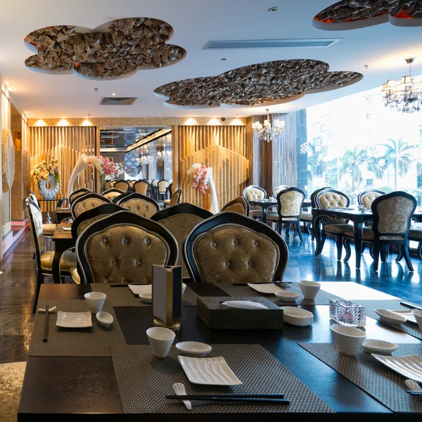 Роскошный интерьер ресторана с современным стилем — стоковое фото