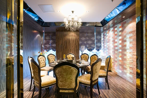 Luxusní interiér restaurace s moderním stylem — Stock fotografie