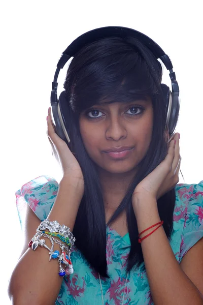 Menina adolescente segurando fones de ouvido — Fotografia de Stock