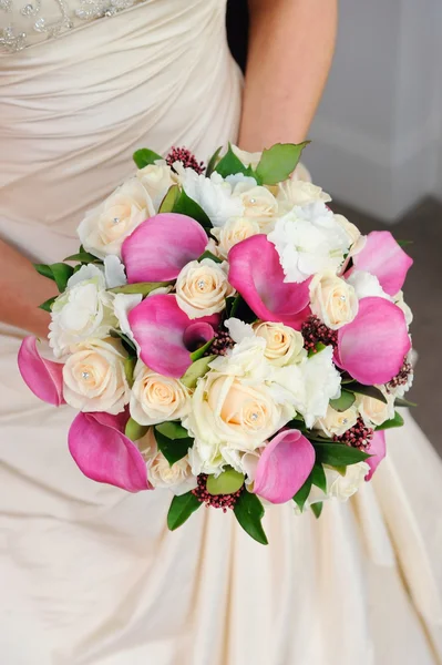 Braut hält Blumen. — Stockfoto