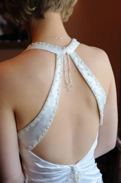 Bräute zurück zeigen Kleid Detail. — Stockfoto
