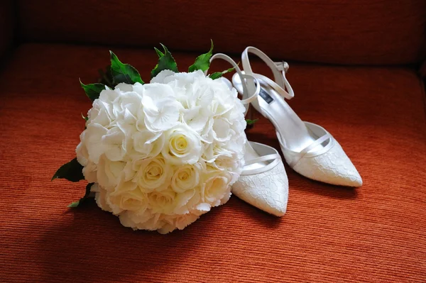 Brides flowers and shoes. — Stock Photo, Image