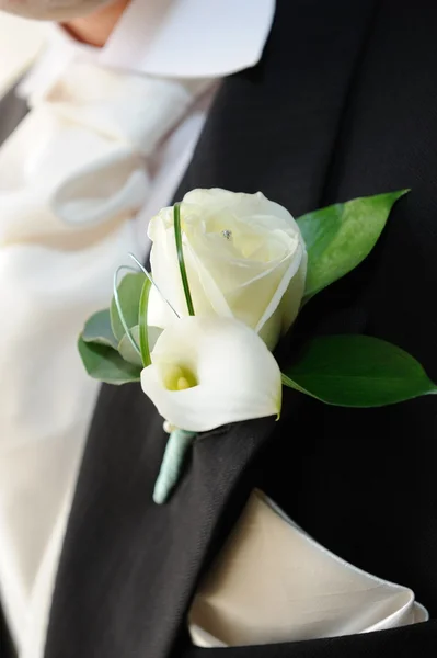 Grooms buttonhole is roses and lily. — Stock Photo, Image