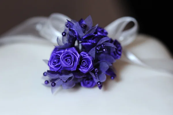 Fleur violette sur gâteau de mariage . — Photo