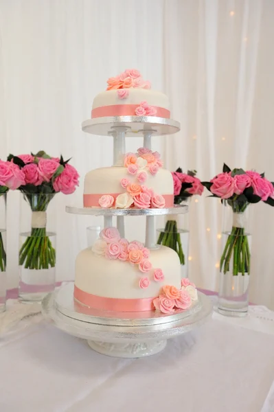 Trzy warstwy tort weselny. — Zdjęcie stockowe