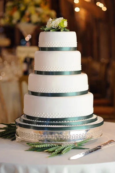 Grün-weiße Hochzeitstorte. — Stockfoto