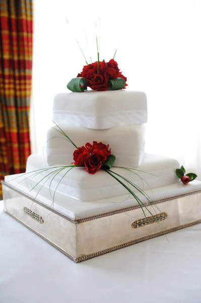 赤いバラのウエディング ケーキ. — ストック写真