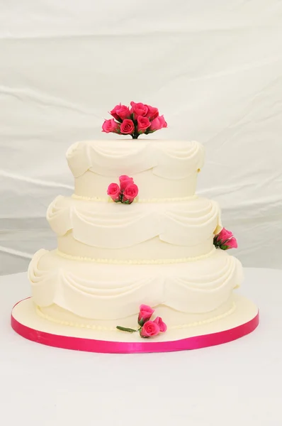 Bolo de casamento com decoração rosa . — Fotografia de Stock