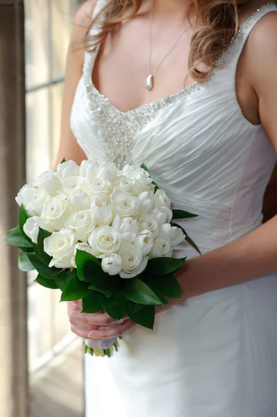Sposa che tiene rose bianche — Foto Stock