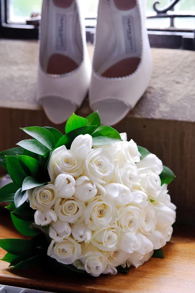 Невесты цветы в обуви на заднем плане — стоковое фото