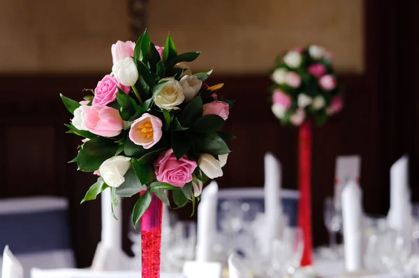 Blommor på bordet vid bröllop — Stockfoto