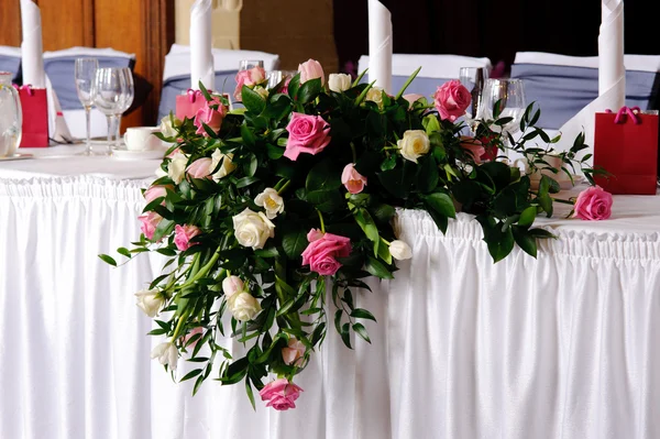Düğün resepsiyonu baş masada dekore edilmiş — Stok fotoğraf