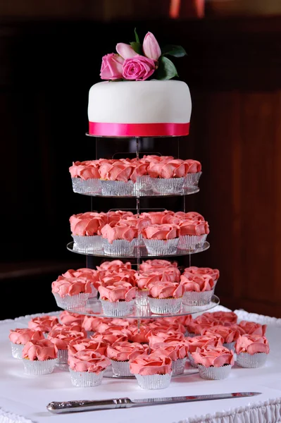 Rózsaszín kupa sütemények esküvőn — Stock Fotó