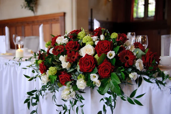 Červené růže zdobí svatební stůl — Stock fotografie