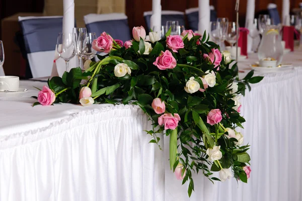 ヘッド テーブルの上の結婚式の花 — ストック写真