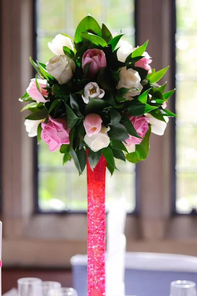 Wedding table flowers — Stock Photo, Image