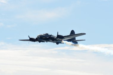 b-17 uçan kale yanıyor