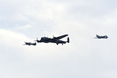 Lancaster ve spitfire