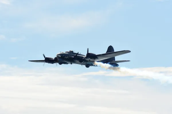 B-17 flying fortress in brand — Stockfoto