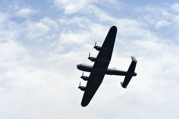 Lancaster bommenwerper tijdens de vlucht — Stockfoto