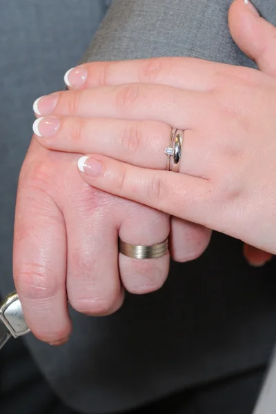 Bruid en grooms handen — Stockfoto
