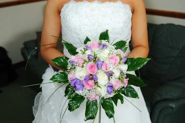 Mariée tenant des fleurs — Photo
