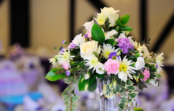 Flores decorar tabela — Fotografia de Stock
