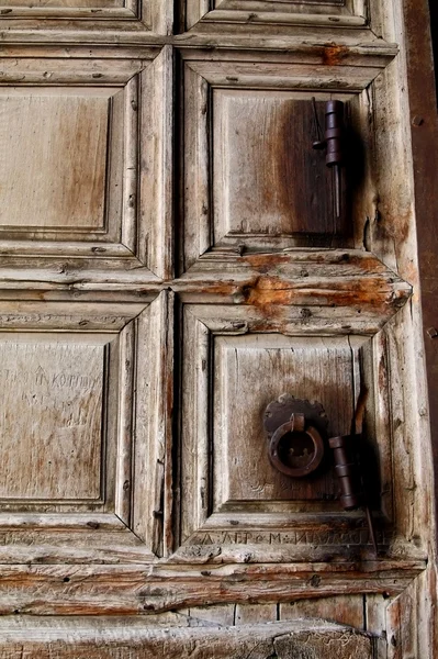 Дверь древней церкви — стоковое фото