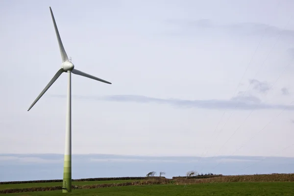 Turbina eólica na terra de pastagem da Cornualha — Fotografia de Stock