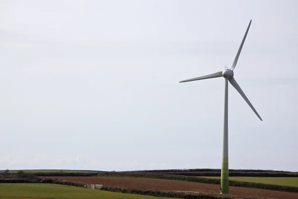 Terres agricoles de Cornwall avec éolienne — Photo