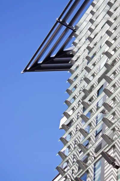 Ciel bleu et façade linéaire — Photo