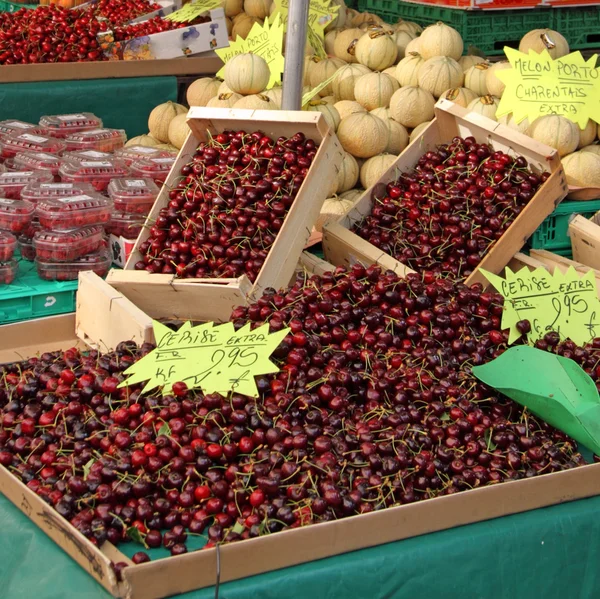Cerejas maduras para venda — Fotografia de Stock
