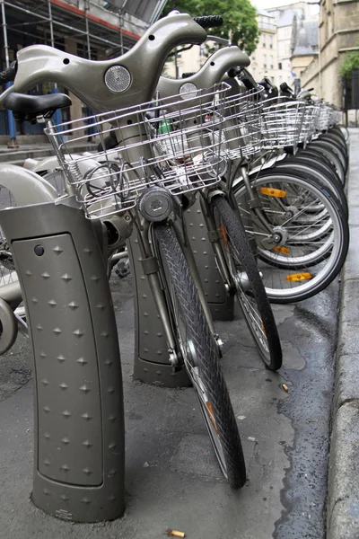 Аренда велосипедов в Париже — стоковое фото