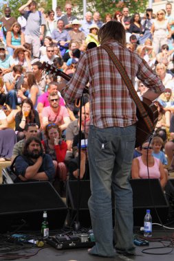 bristol Limanı festivalinde sahnede gitarist