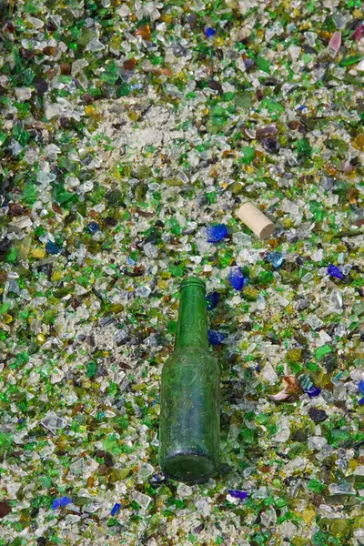 Flaska på en bädd av krossade glas — Stockfoto