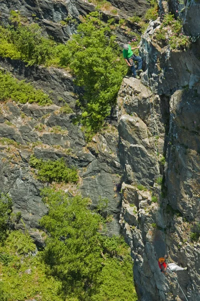 Альпинисты на скале — стоковое фото