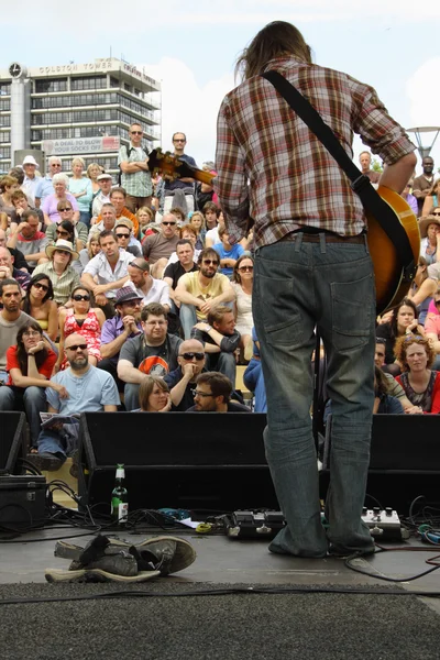 Kytarista venku na festivalu přístavu bristol — Stock fotografie